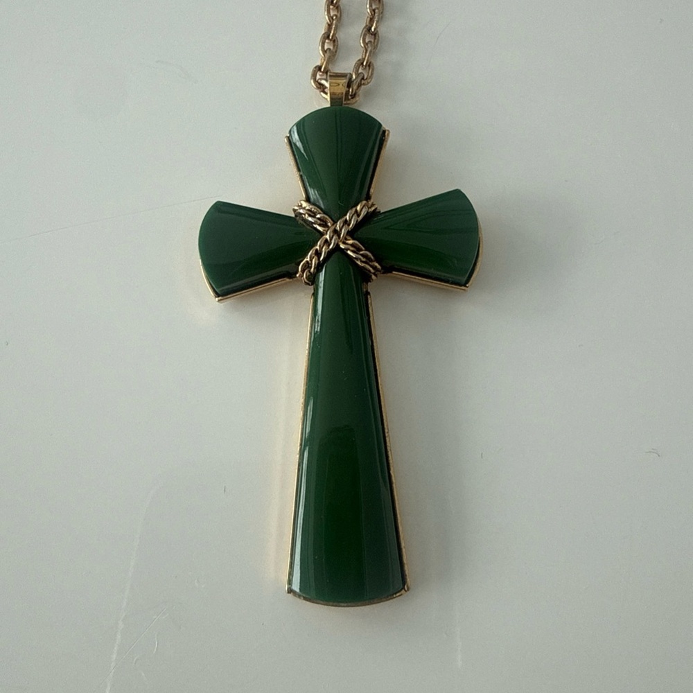 Vintage Avon Green Juliet Cross Necklace w/ Original Box